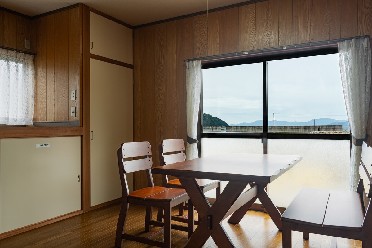 Tomabari客房。这座僻静僻静的房源可欣赏海景优雅时刻。
