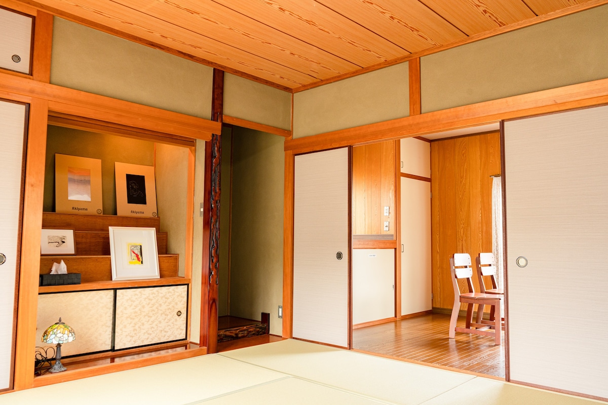 Tomabari客房。这座僻静僻静的房源可欣赏海景优雅时刻。