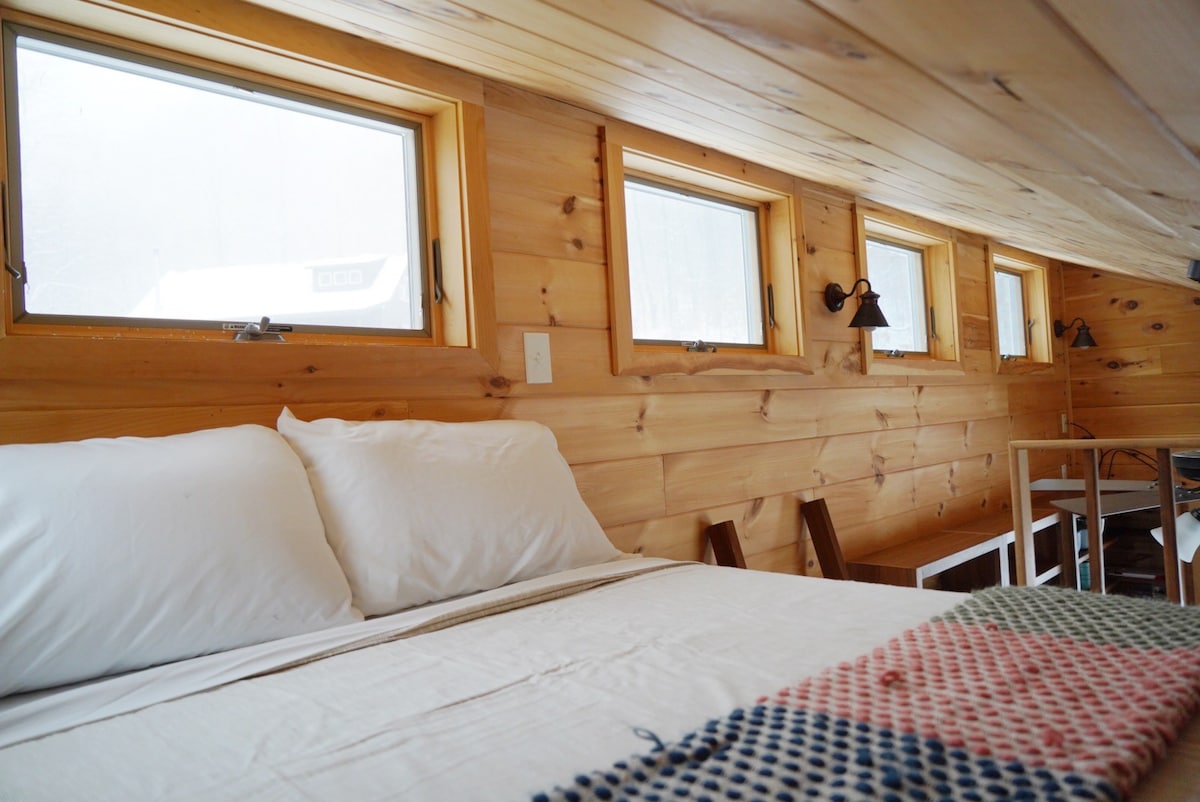 Mount Surfside Tiny House - Southern VT Cabin