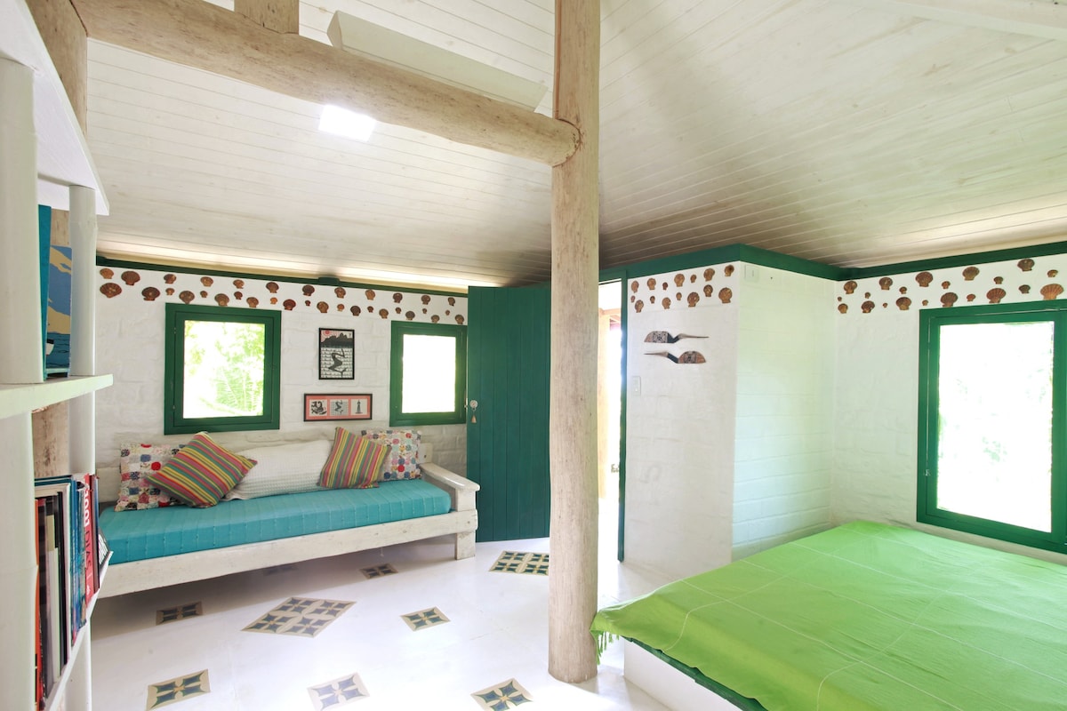 岛上的度假木屋套房海景，加大双人床。