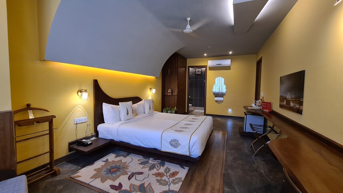 Large room in Boutique villa only 1.5kms from Taj