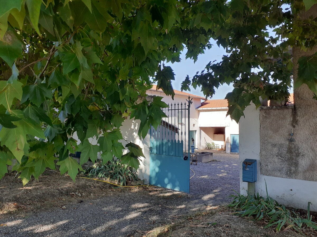 Ferme Isolée dans un écrin de verdure -LYON