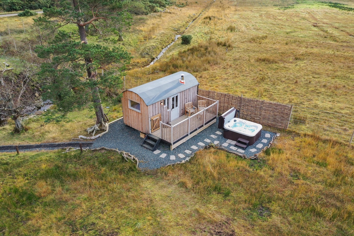 Torridon湖边的漂流木小屋和热水浴缸。