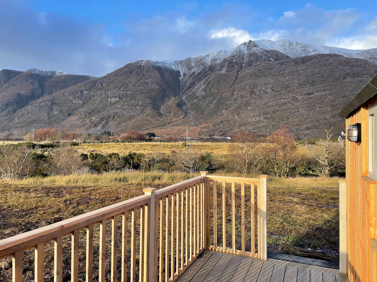 Torridon湖边的漂流木小屋和热水浴缸。