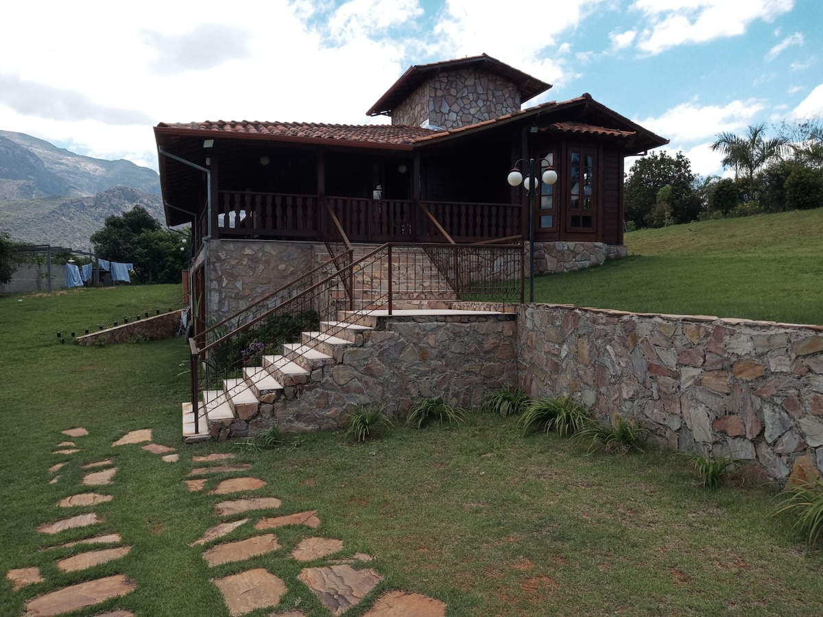 Casa de campo de madeira com espaço gourmet.