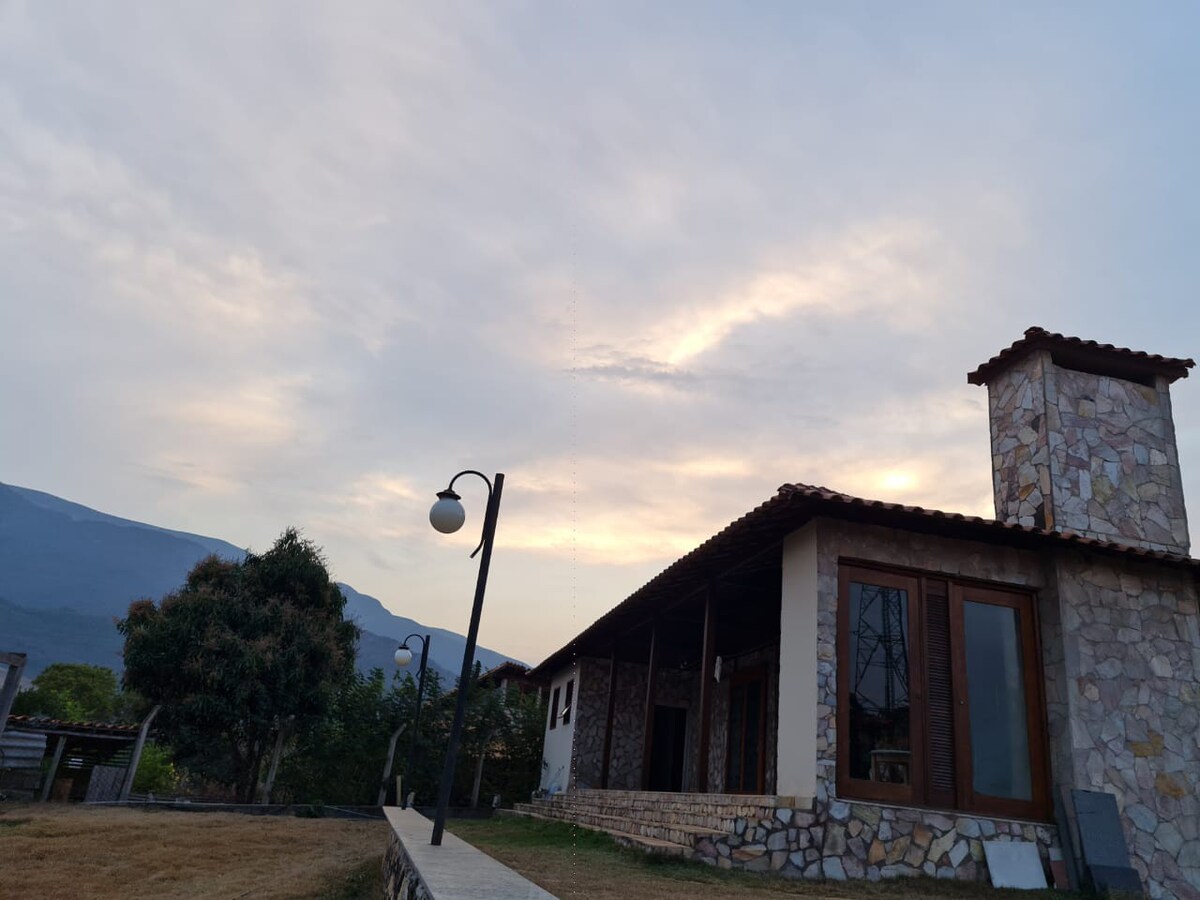 Casa de campo de madeira com espaço gourmet.