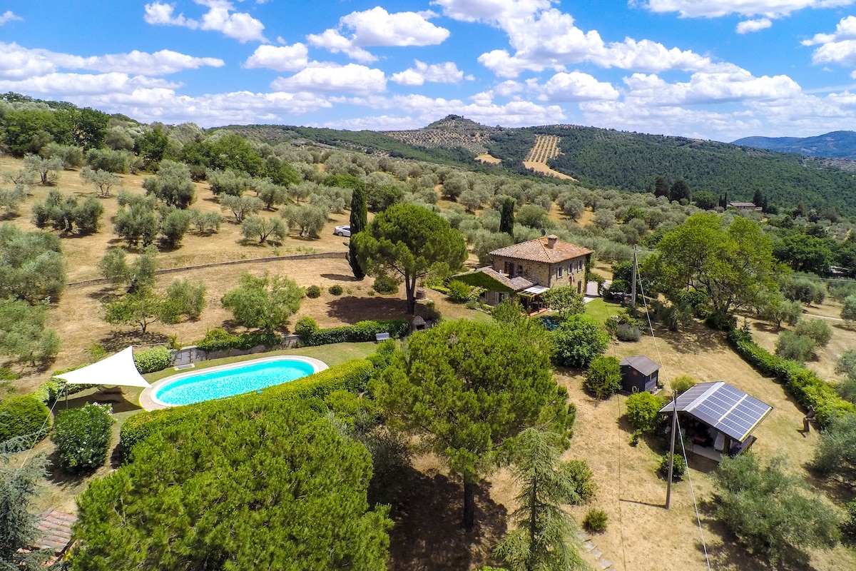 Natursteinhaus im Olivenhain mit Pool und Aussicht