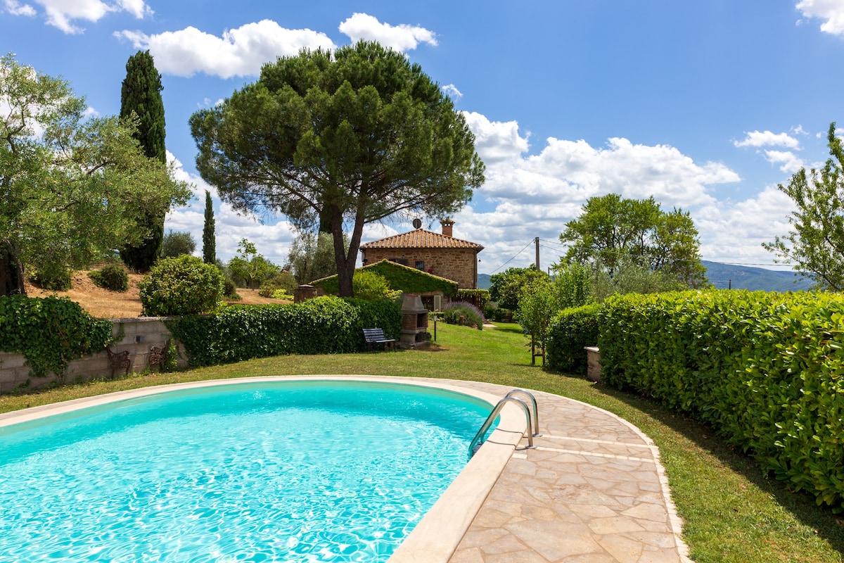 Natursteinhaus im Olivenhain mit Pool und Aussicht
