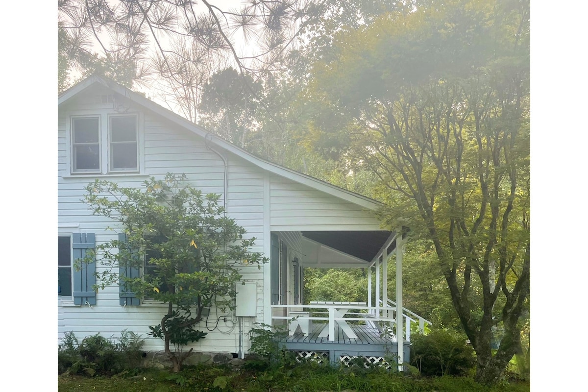 带燃木炉的温馨小屋度假胜地