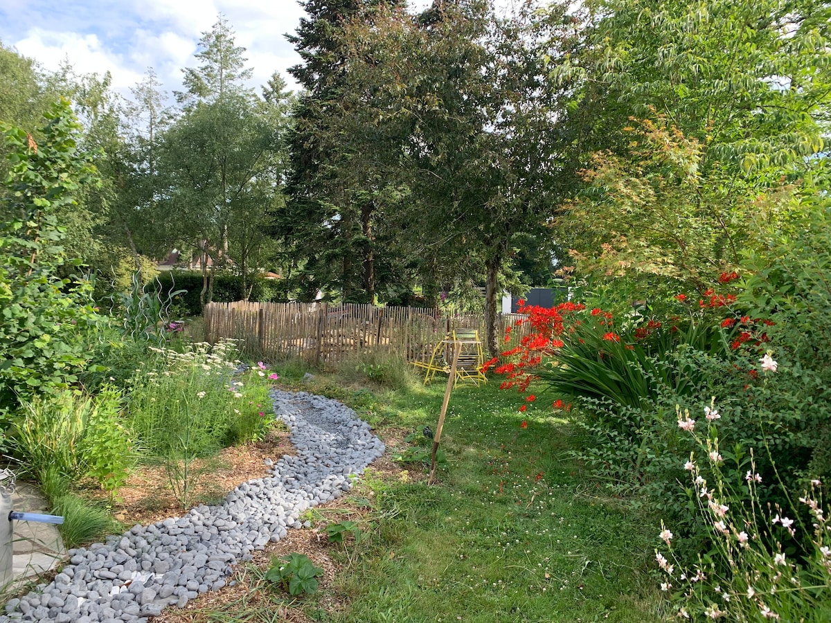 Maison chaleureuse dans un écrin de verdure