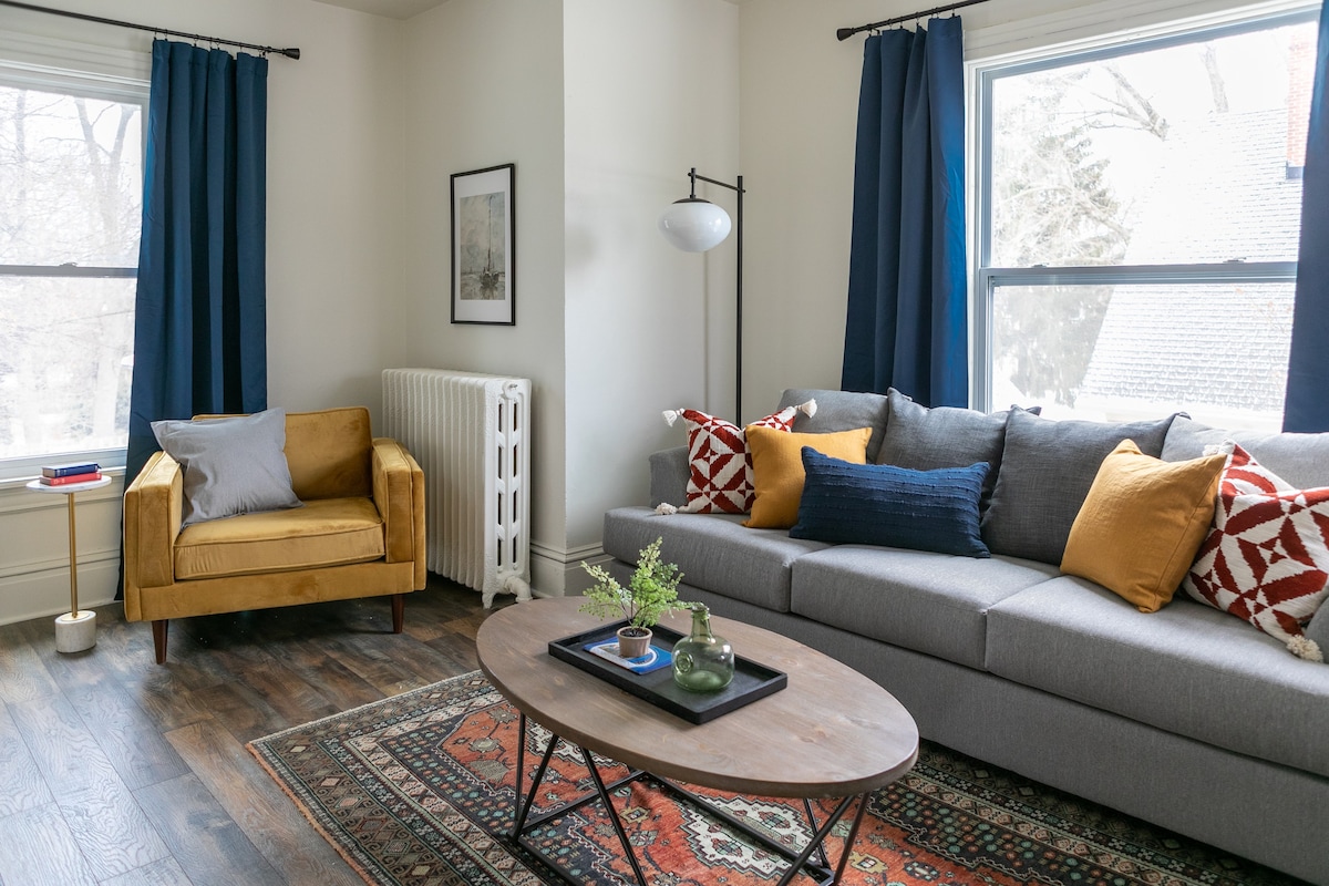 Stylish Historic Upper | KING Bed+Walk 2 Downtown