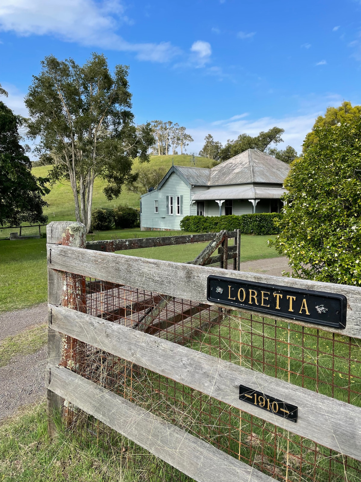 "Loretta" a rustic country cottage