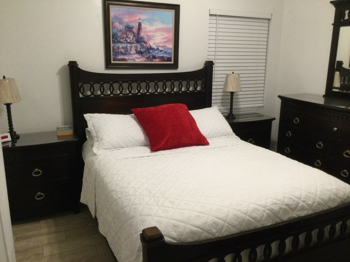 Colwin's Place Condo # 4 sleeps 2 guests & a baby