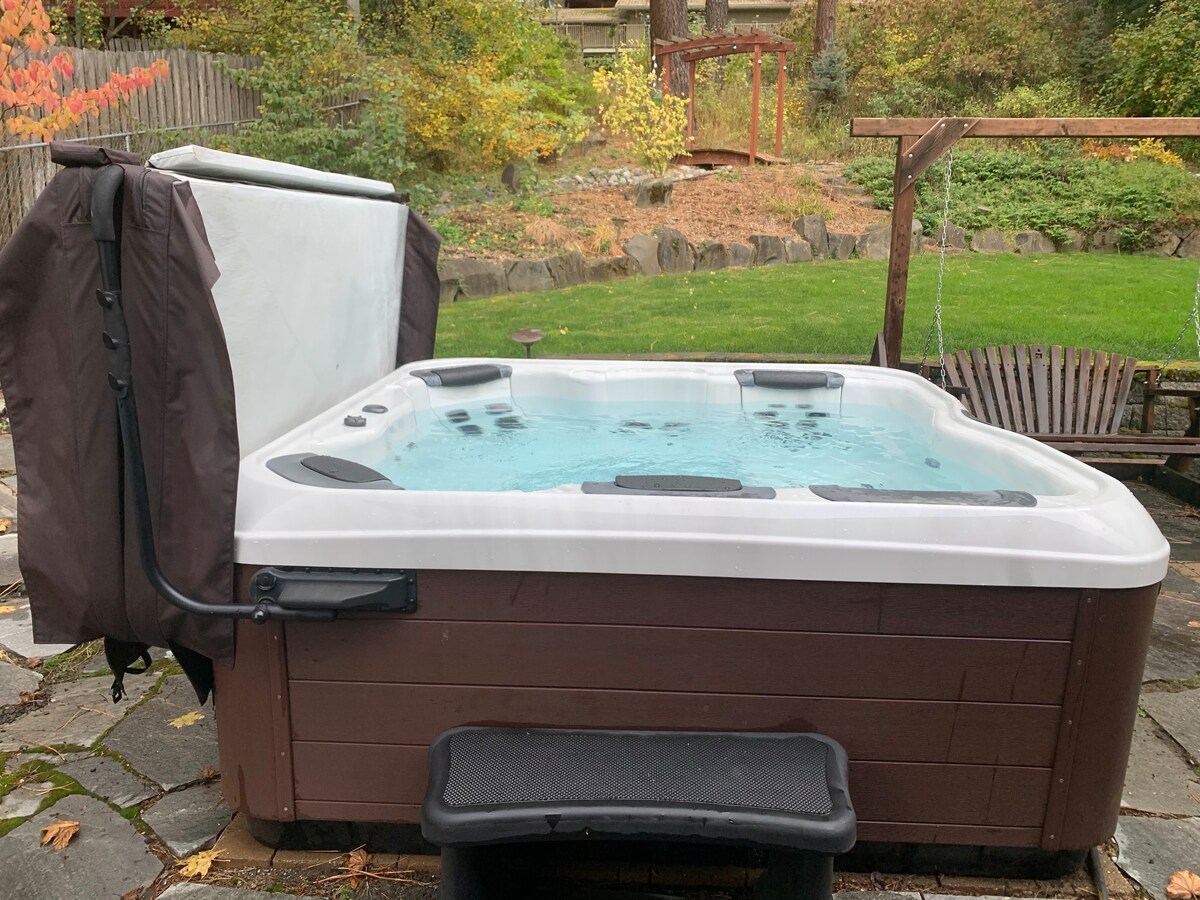 Relaxing home with hot tub- close to downtown