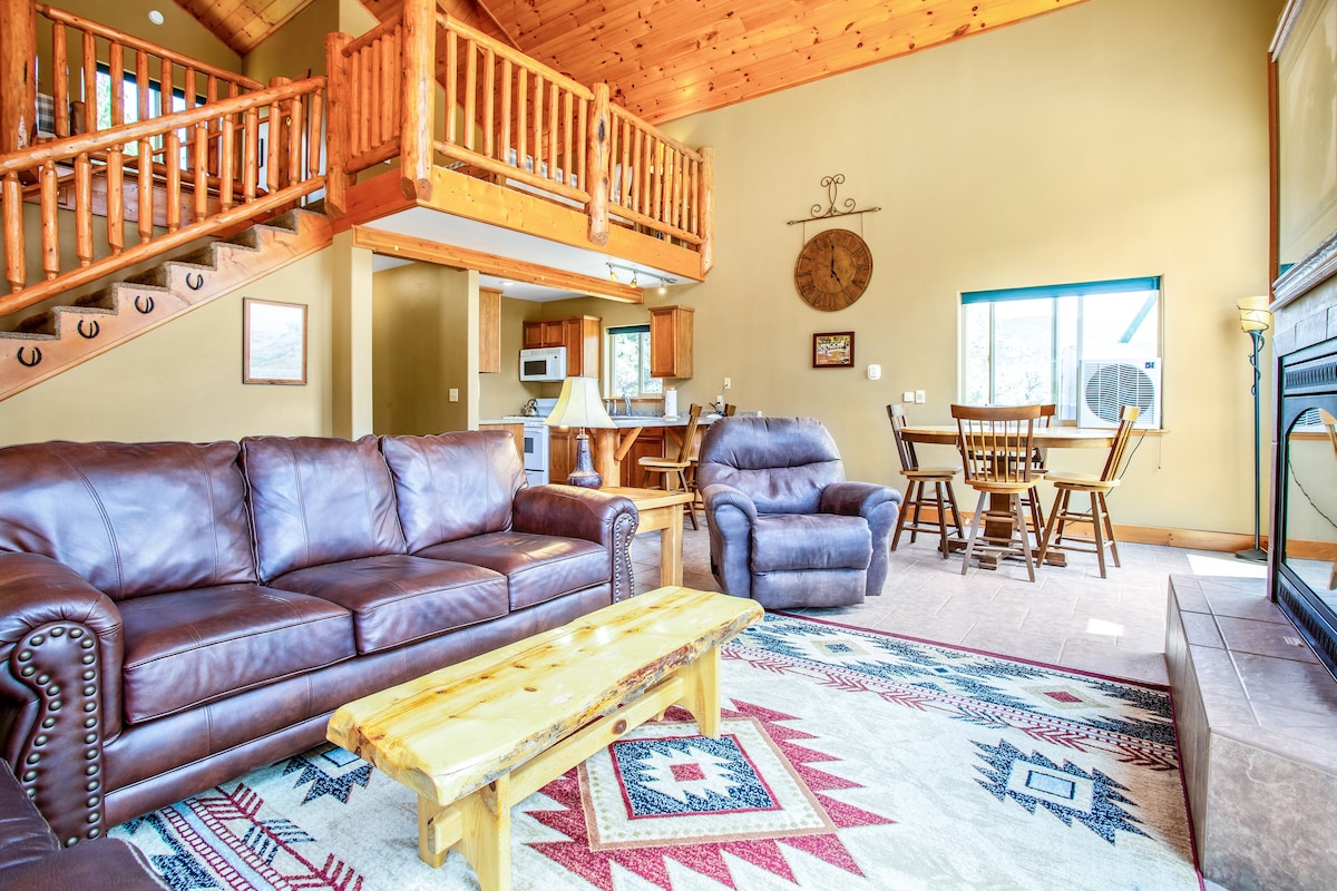 Salida Cabin surrounded by *pines and mtn views*