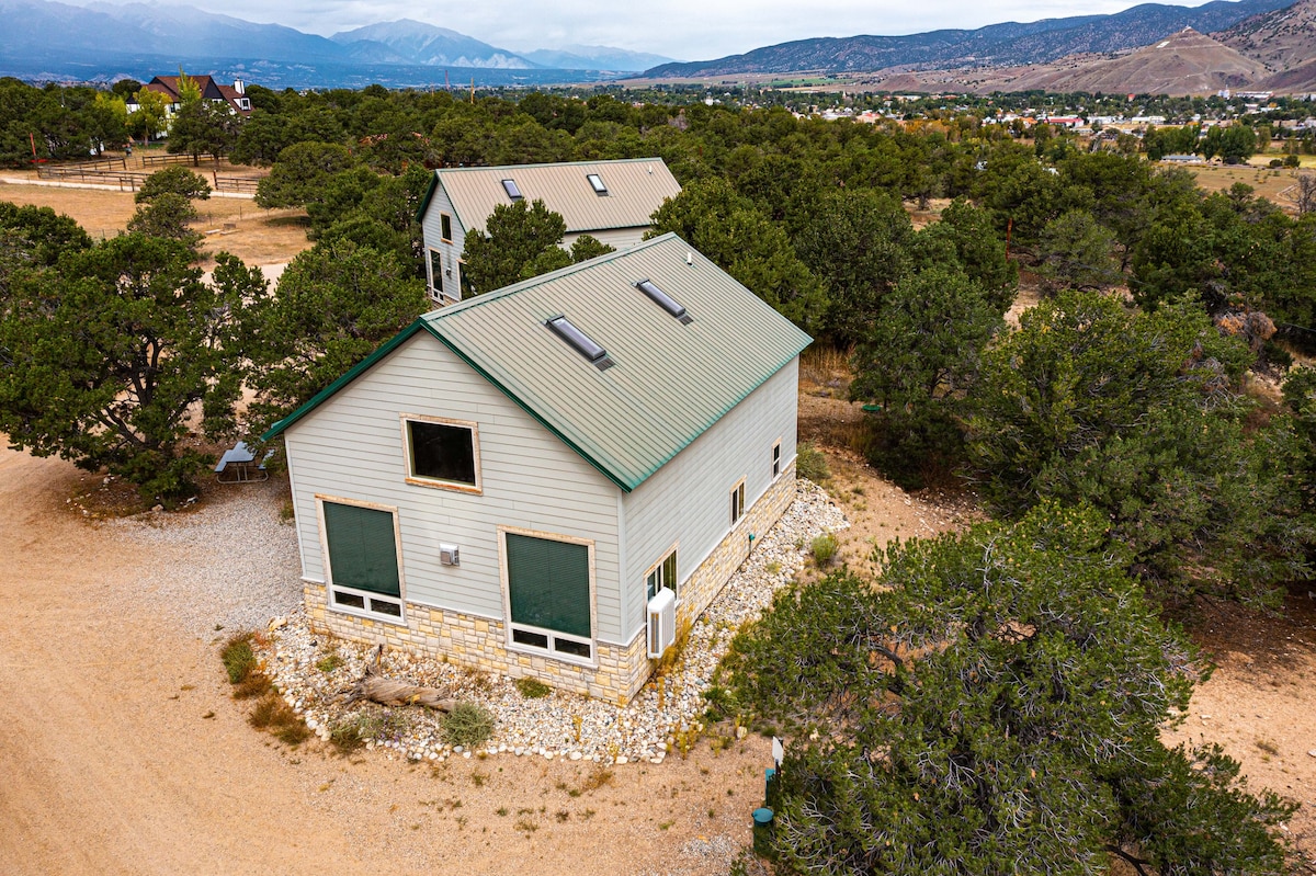 Salida Cabin surrounded by *pines and mtn views*