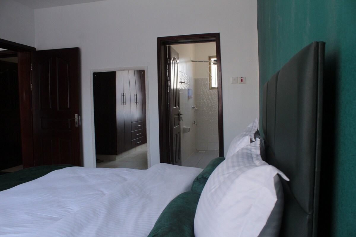 Lovely Emerald Green 3-Bedroom Apartment