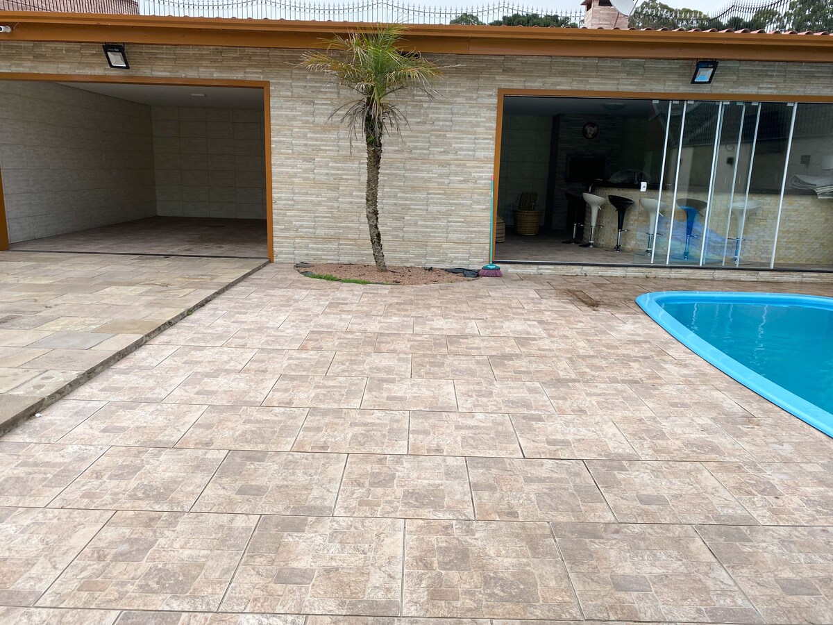 Casa bem localizada com piscina e área goumert