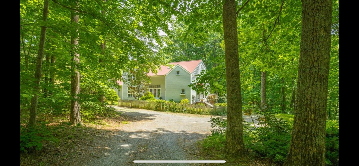 Secluded 18 Acre Farmhouse 5 miles to Rock City
