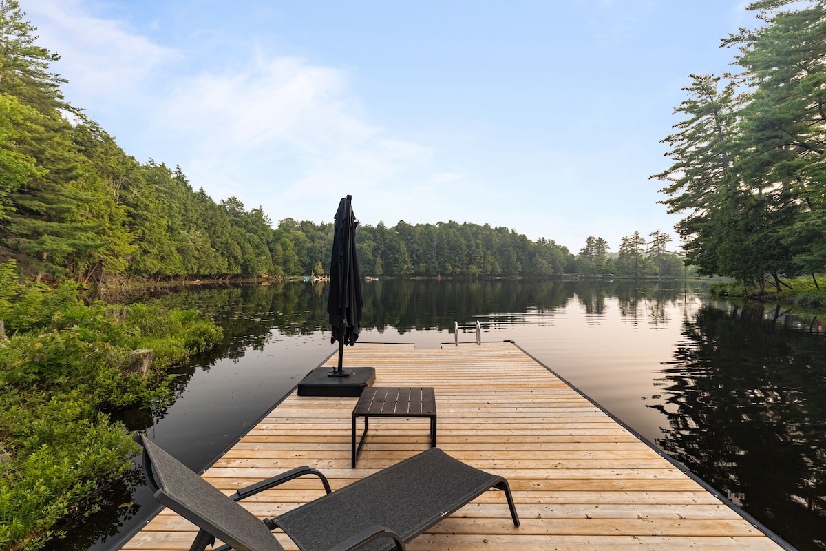 The Goldenwood Lakehouse: Waterfront Forest Escape