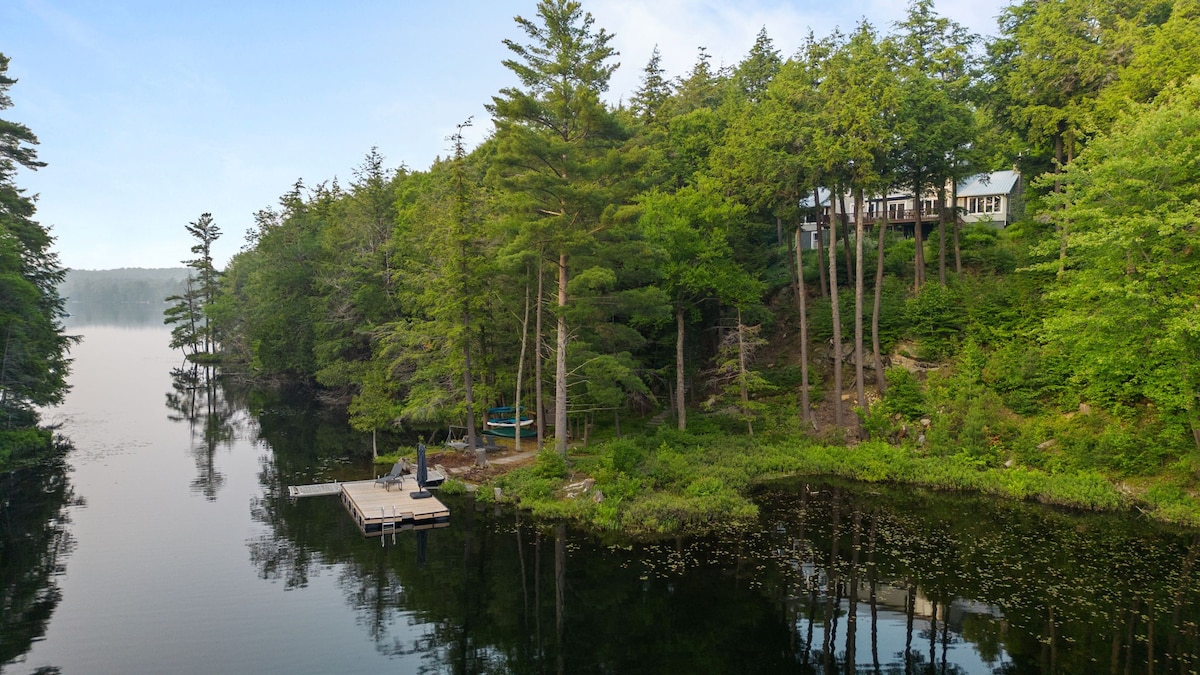 The Goldenwood Lakehouse: Waterfront Forest Escape