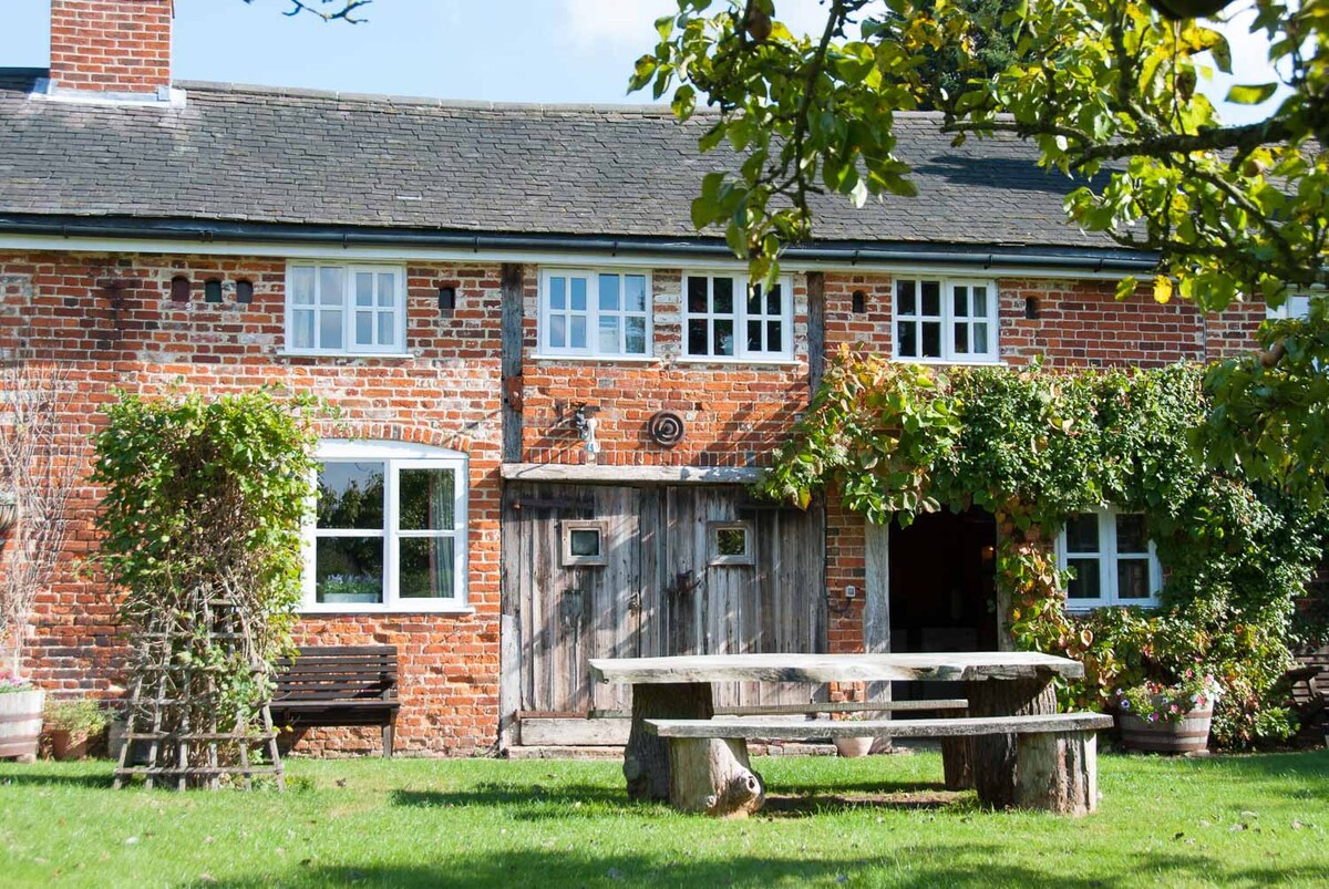 Orchard Cottage rustic comfort near a great Pub