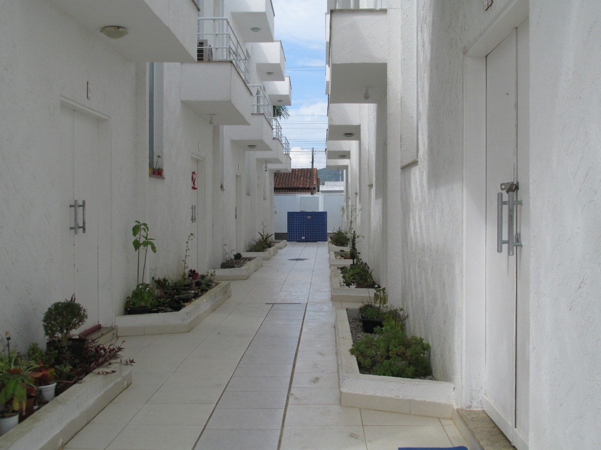 Linda Casa  em Cond.  à 150m da Praia