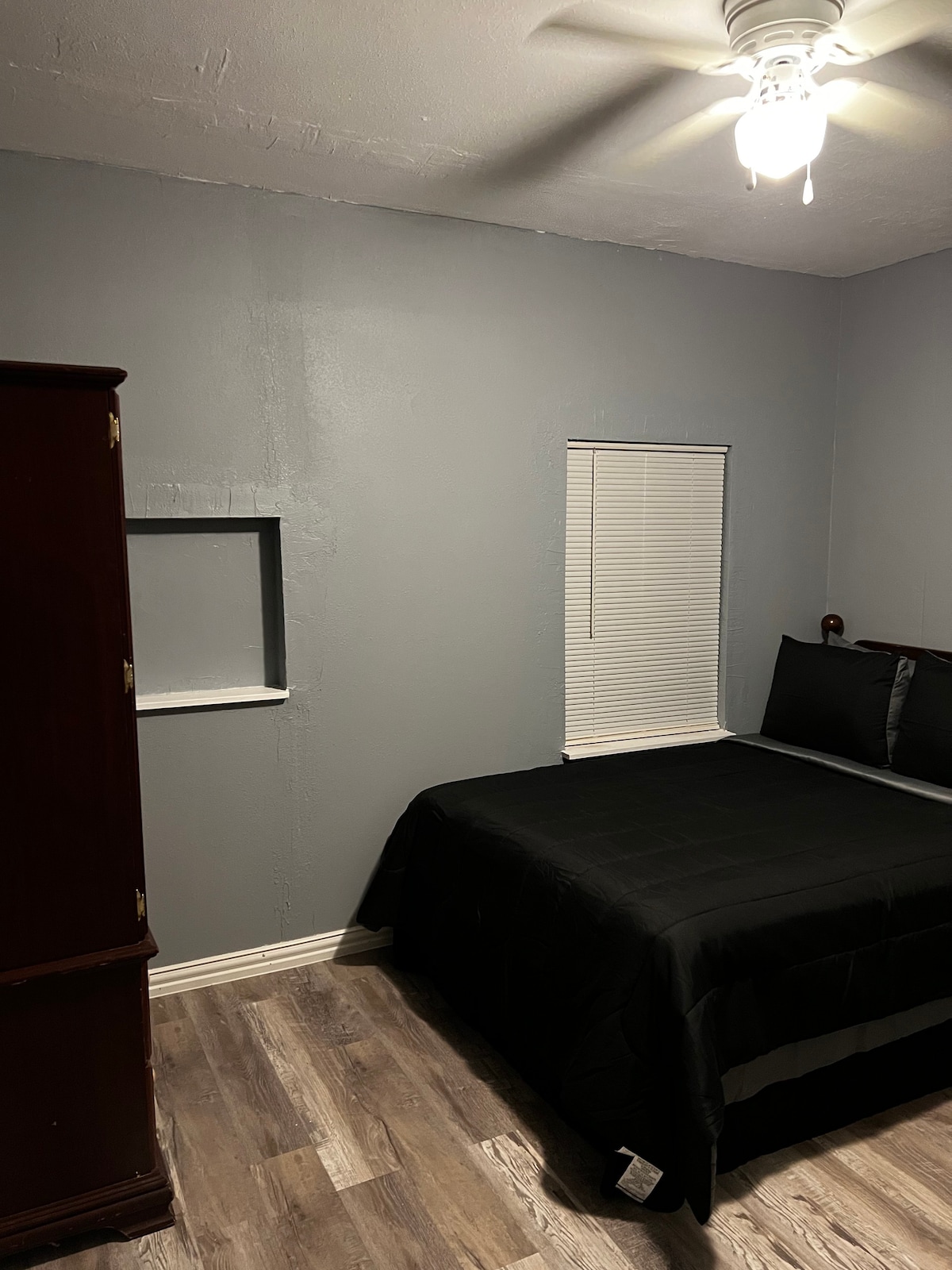 Cozy 2 Bedroom with wifi and lots of parking.