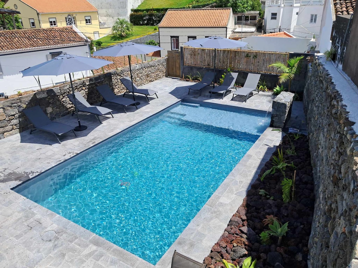 2bds house with heated pool next to beaches/ilheu