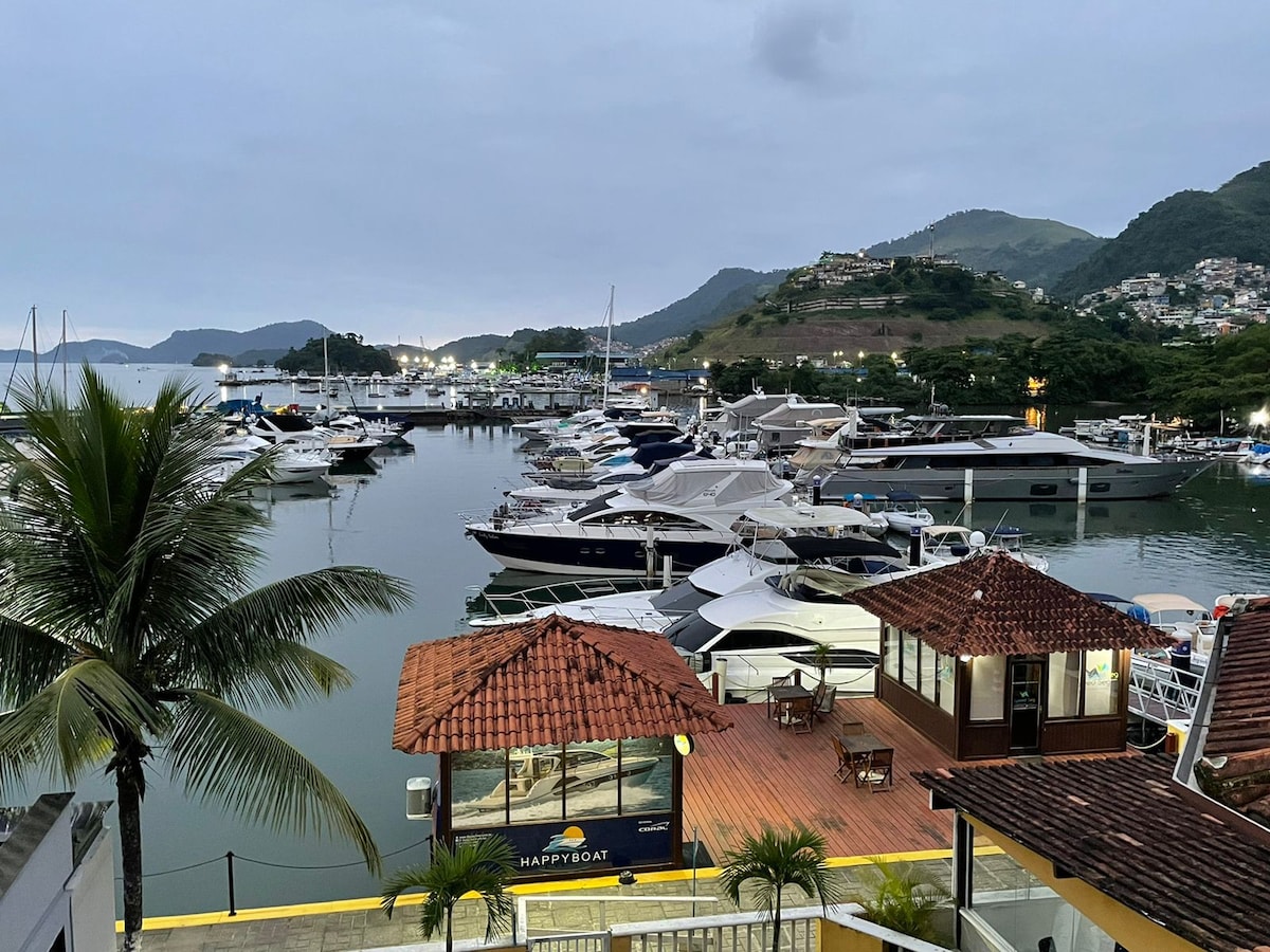 海滨购物中心，海景，停车场