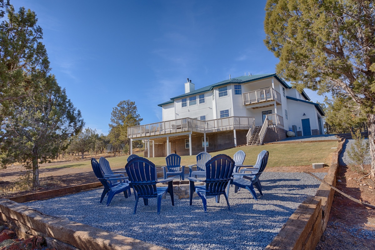 8 Bedroom Family Cabin Retreat in White Mountains!