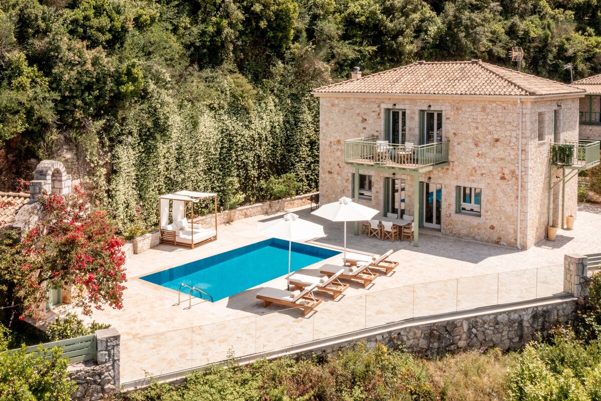 Stylish 3bed villa w/pool, seaviews, beach, peace