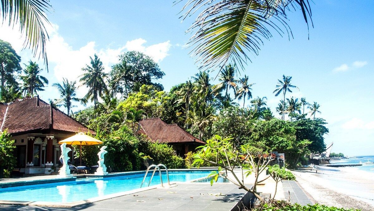 带泳池和海景的传统巴厘岛别墅