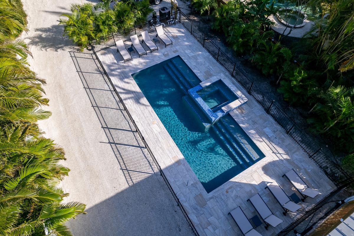 Tropical Retreat 2/2 condo with pool near beach !