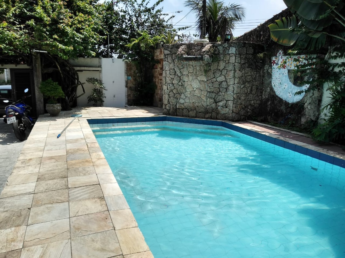 带泳池的房子，距离瓜鲁哈（ guaruja ）的海滩约10分钟路程。
