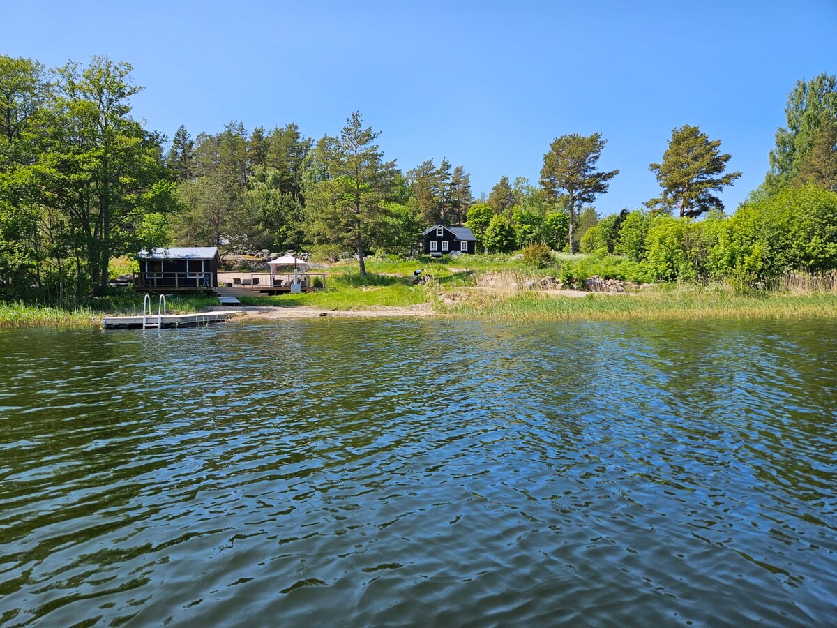 Trevligt fritidshus med bastu vid vattnet