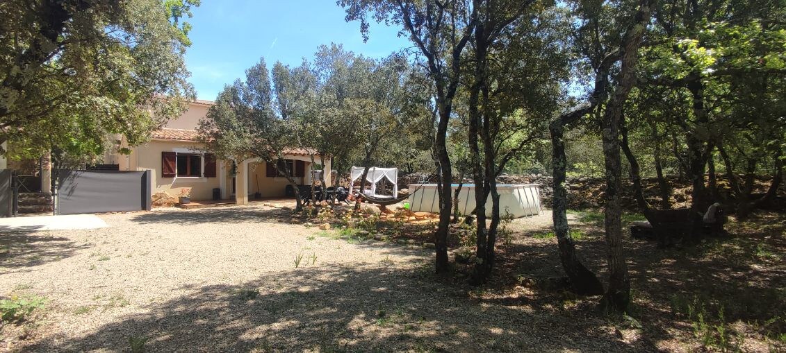 Maison 2 à 4 personnes et son jardin de foret