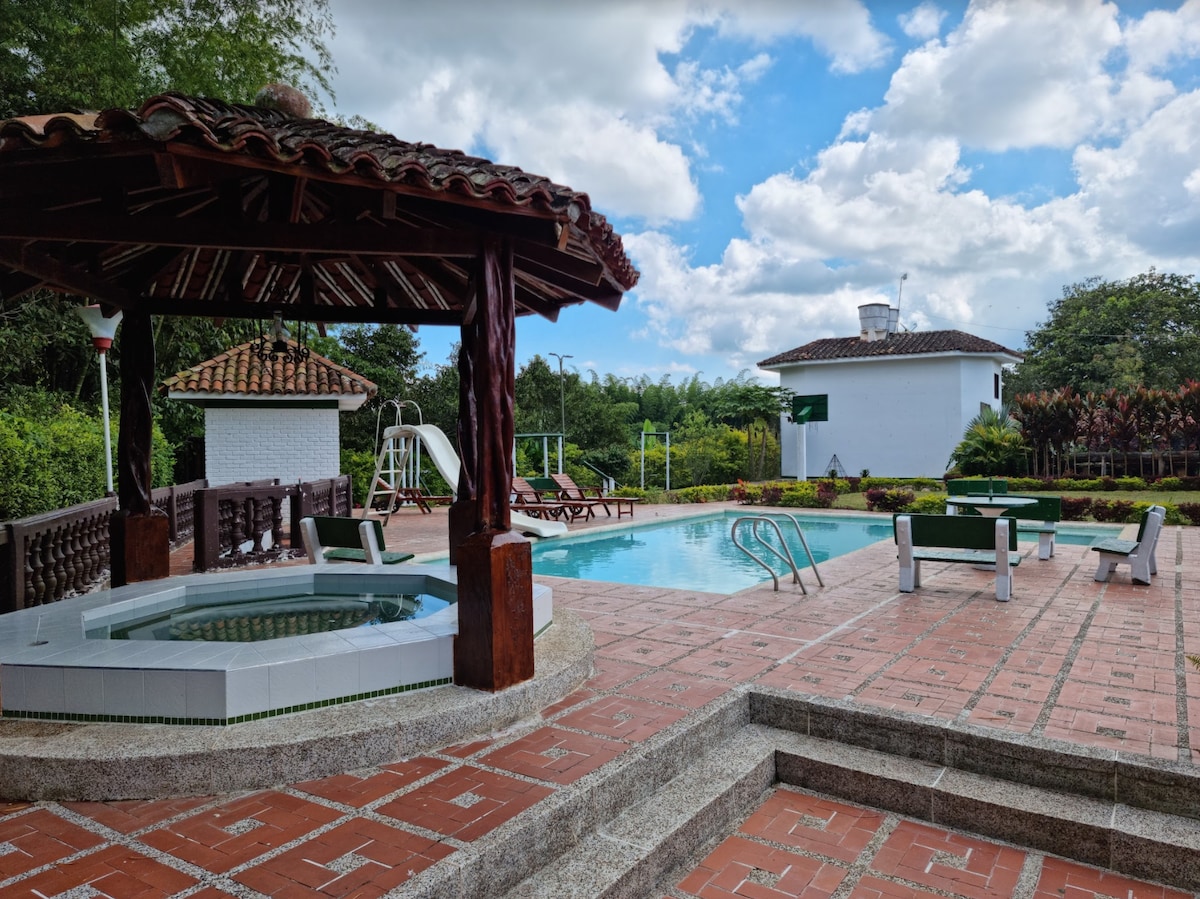 Restrepo-Valle的美丽庄园、游泳池和按摩浴缸