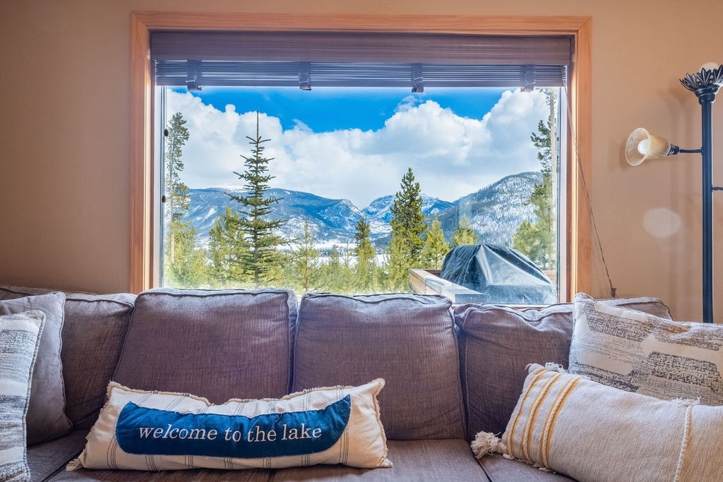 Million $ Lake + Mountain Views I Deck I Sleeps 7