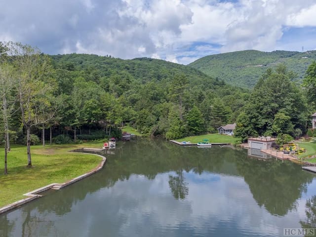 托克萨韦湖(Lake Toxaway)的民宿