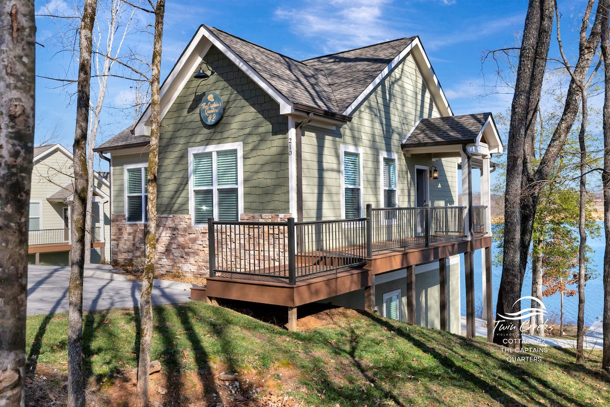 "The Captain's Quarters" Cottage #2 w/ DOCK!