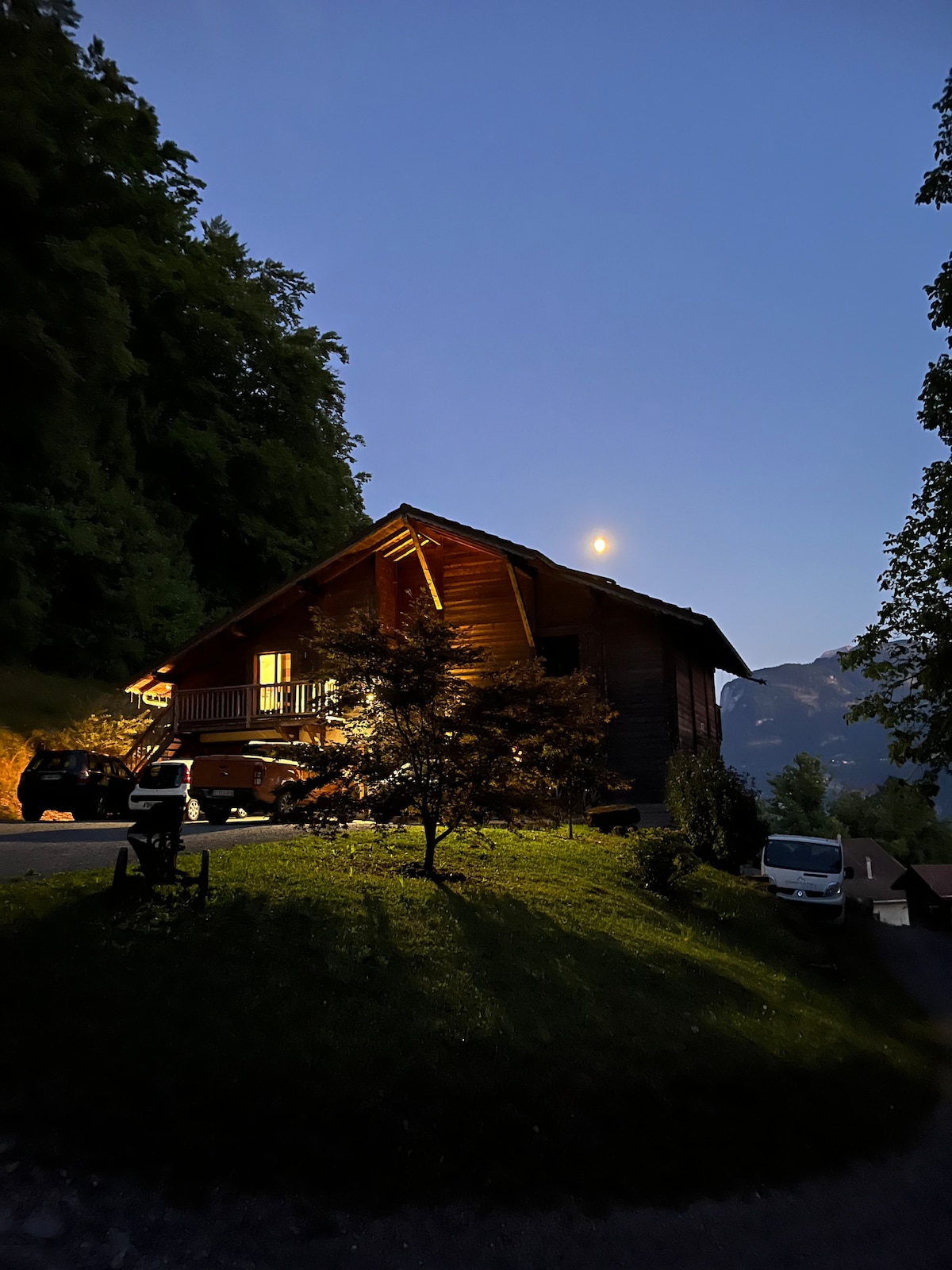 Spacious chalet with mountain views and hot tub