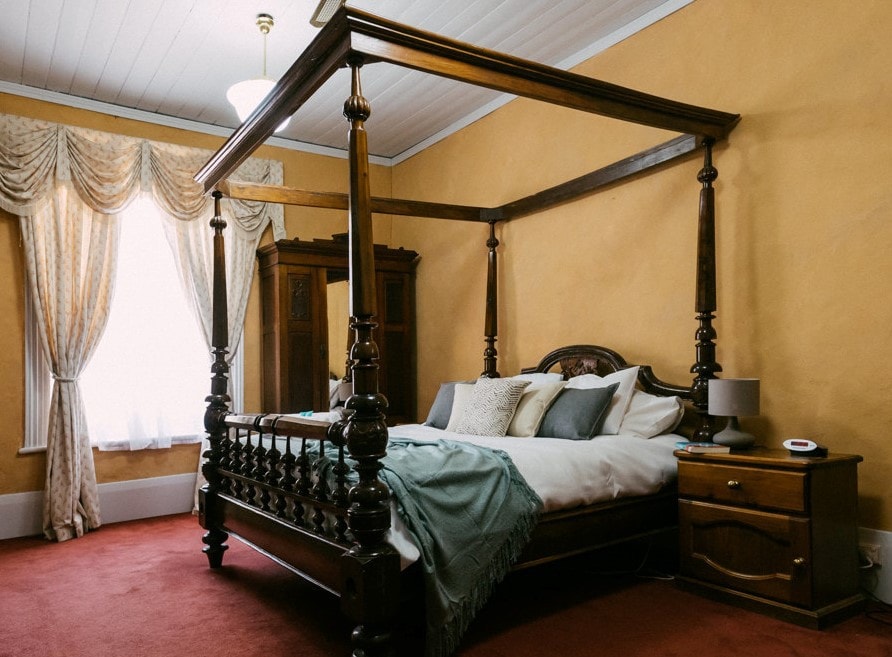 Escape and Step Back in Time - Spa, Wood Fire, 4 Poster Bed! Mintaro Hideaway Scholar Row Cottage