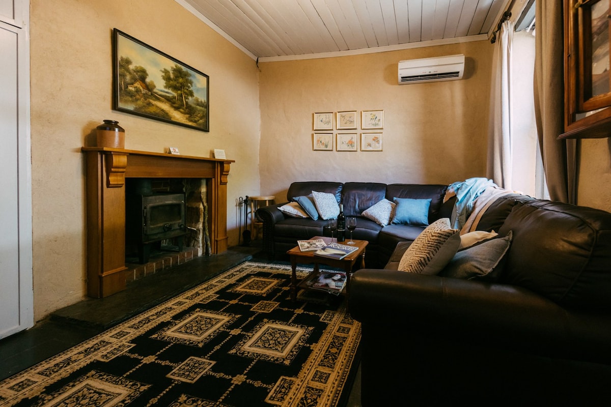 Escape and Step Back in Time - Spa, Wood Fire, 4 Poster Bed! Mintaro Hideaway Scholar Row Cottage