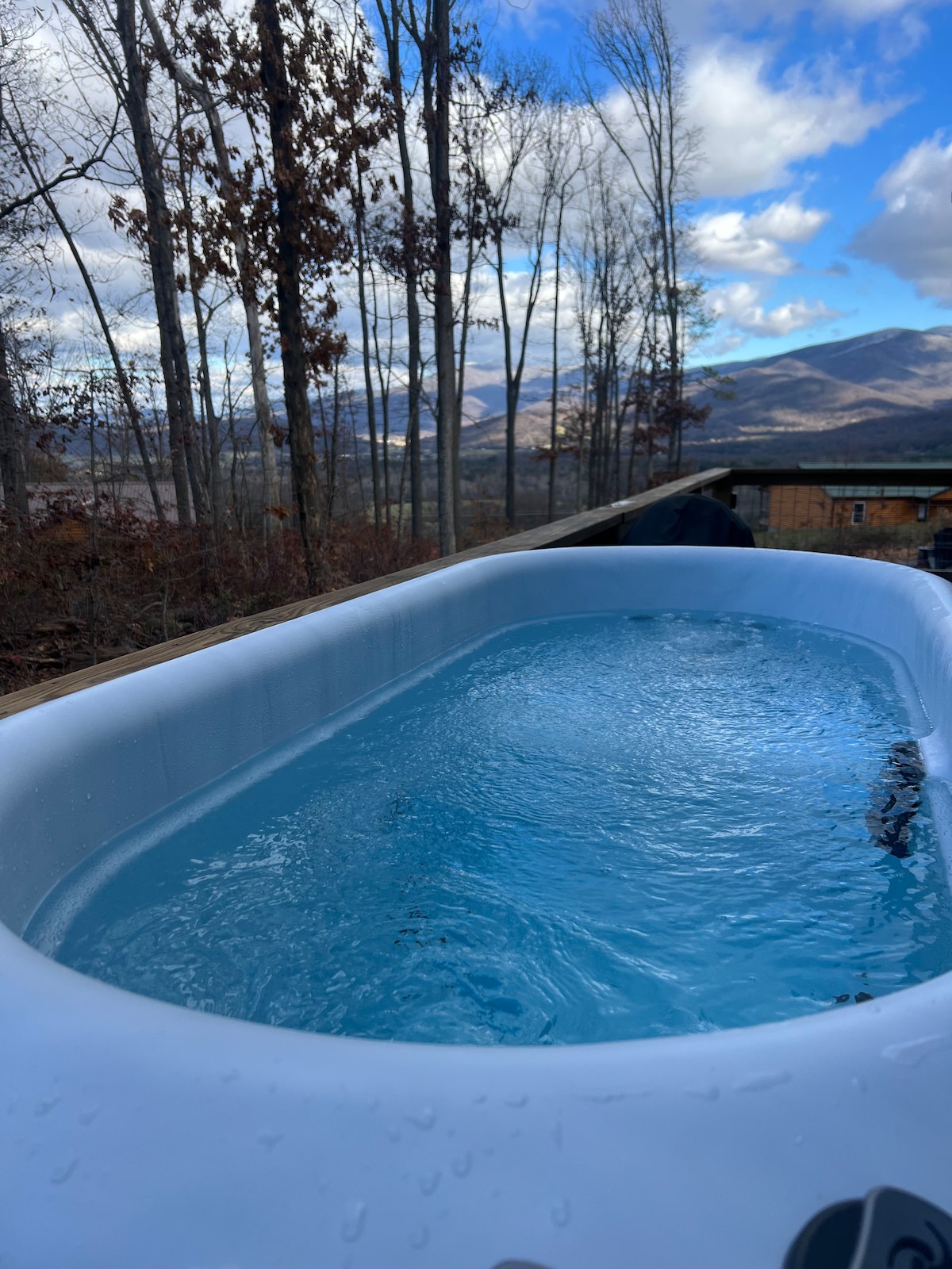 Romantic Couple's Cabin with Mountain Views!