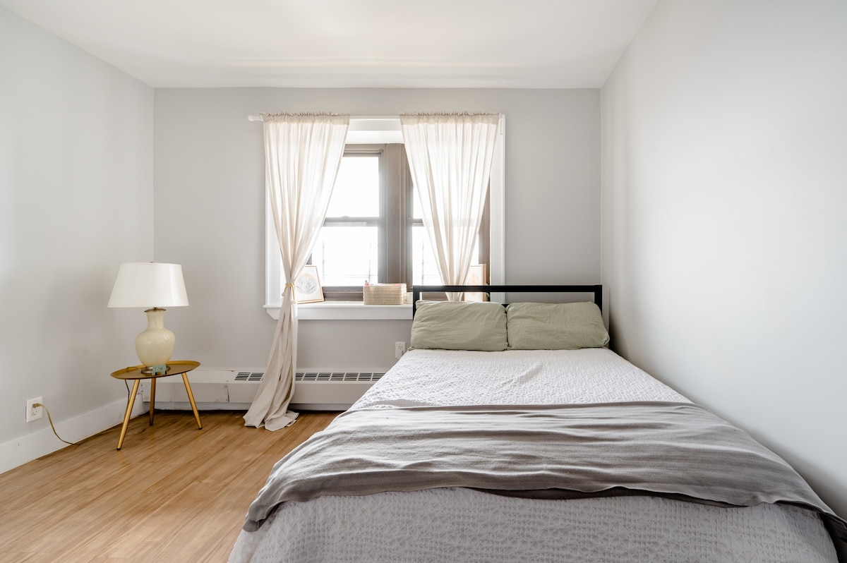 Urban & Comfy Upper Manhattan Getaway ~ Double Bed