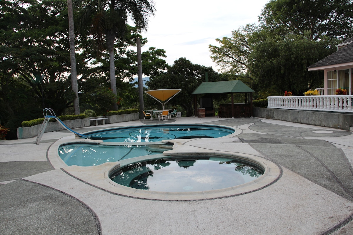 Hermosa Villa - Piscina - Jacuzzi - Jardines