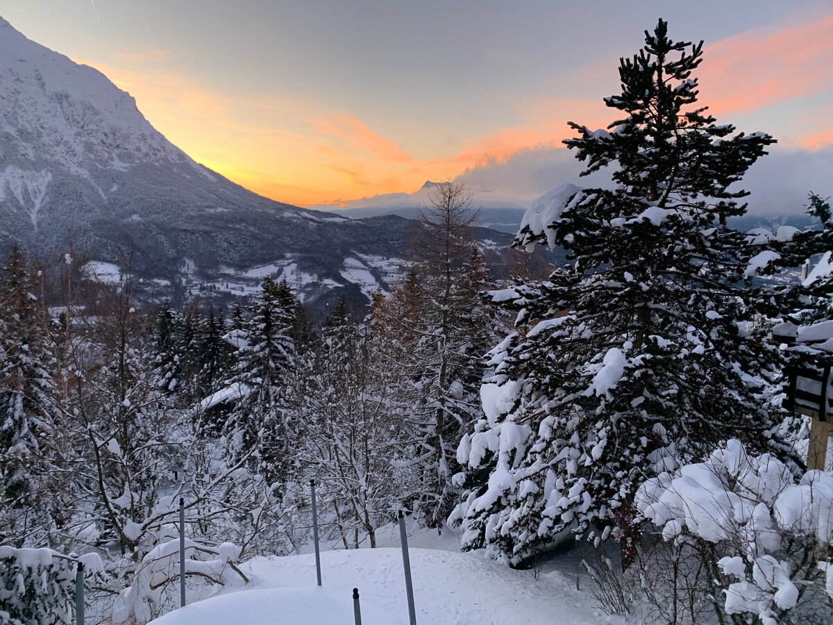 漂亮的山间度假木屋，徒步旅行，越野滑雪