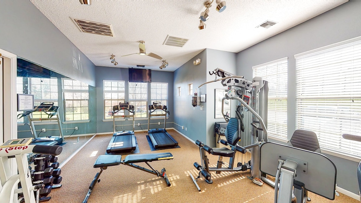 Pool, Gym, View! 2 Bedroom Condo by Cox Metropark