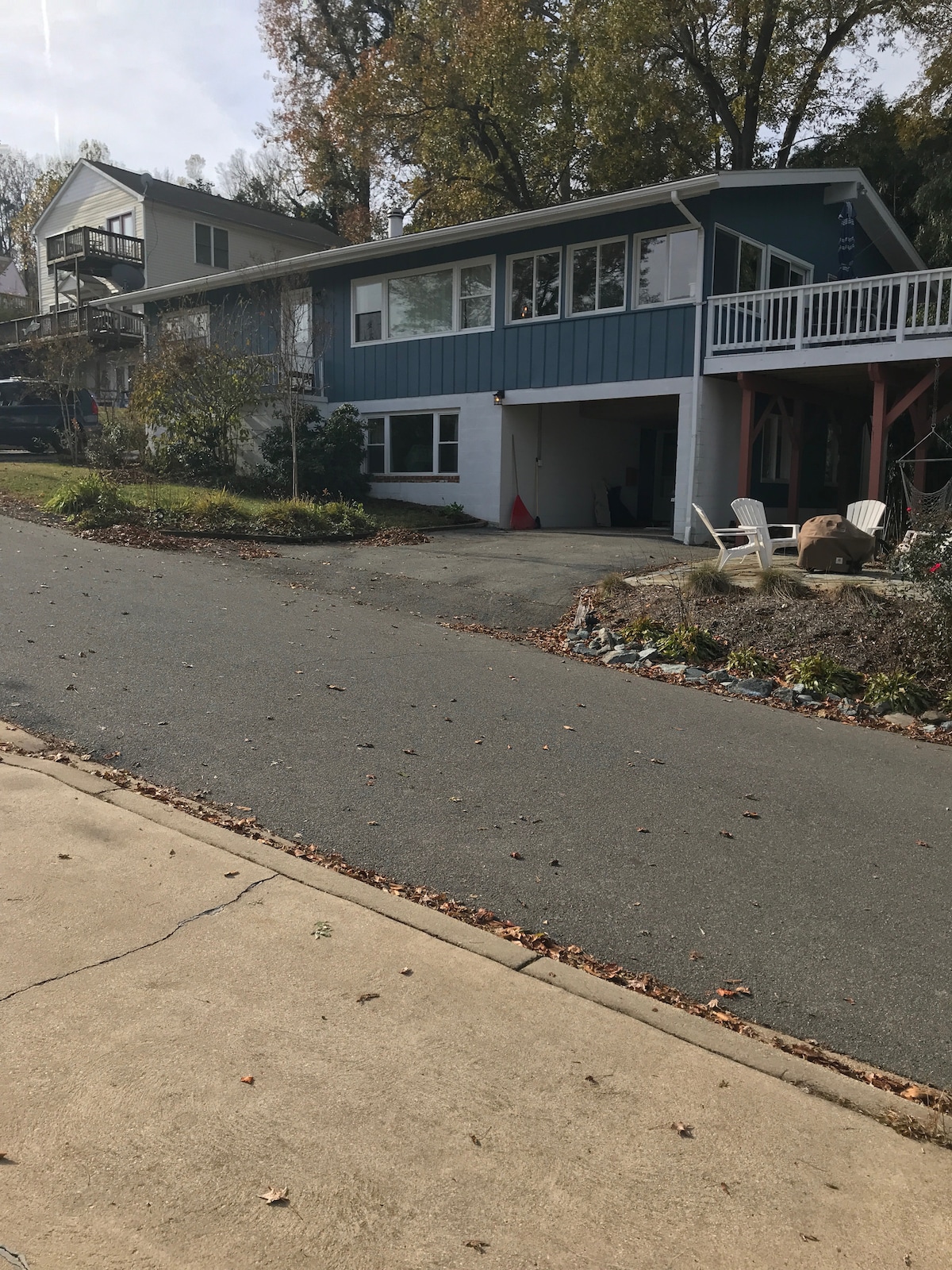 Cozy 2 bedroom/1 full bath overlooking the bay